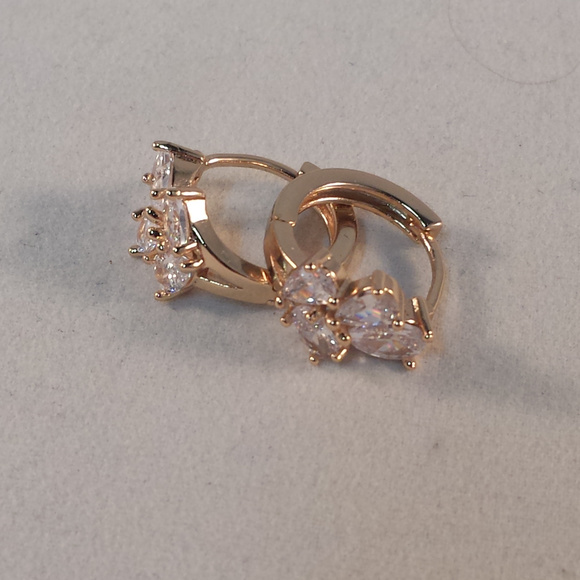 18K Yellow Gold Zircon Flower Hoop Earrings GF - Picture 2 of 3